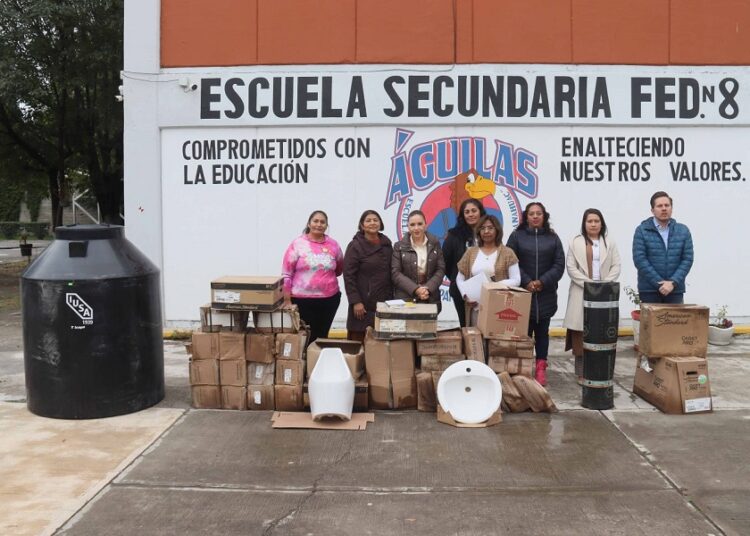 Paola Angon continúa entregando paquetes sanitarios en escuelas