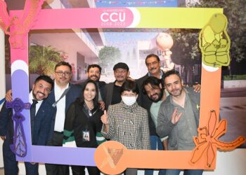 Cedillo inaugura tótem y pieza de colibríes de origami en el CCU  