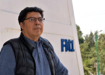 Entregan máxima distinción a investigador de Física BUAP
