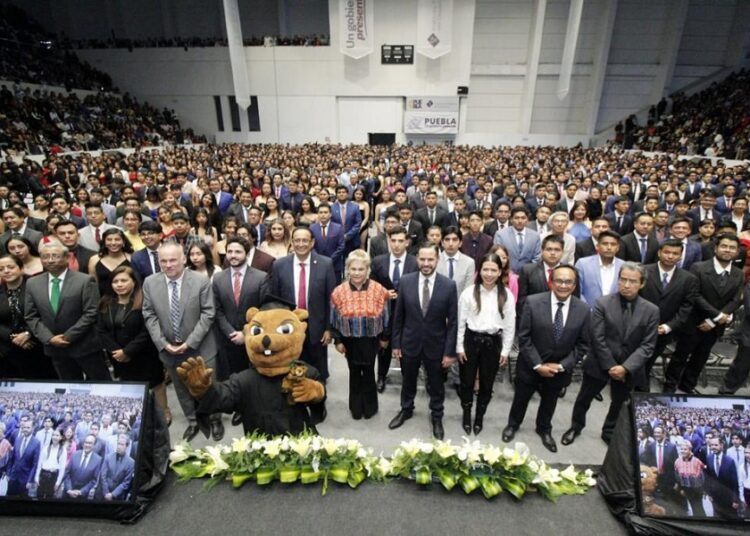 UTP entrega más de mil 400 títulos a egresados en ceremonia de clausura