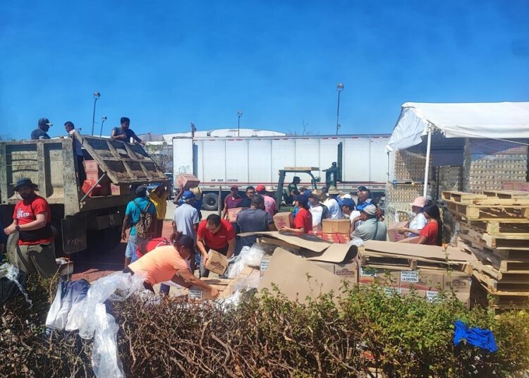 Upaep entrega víveres a damnificados por huracán Otis en Guerrero