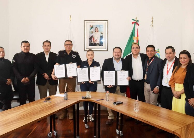 Paola Angón y OXXO firman convenio para fortalecer seguridad