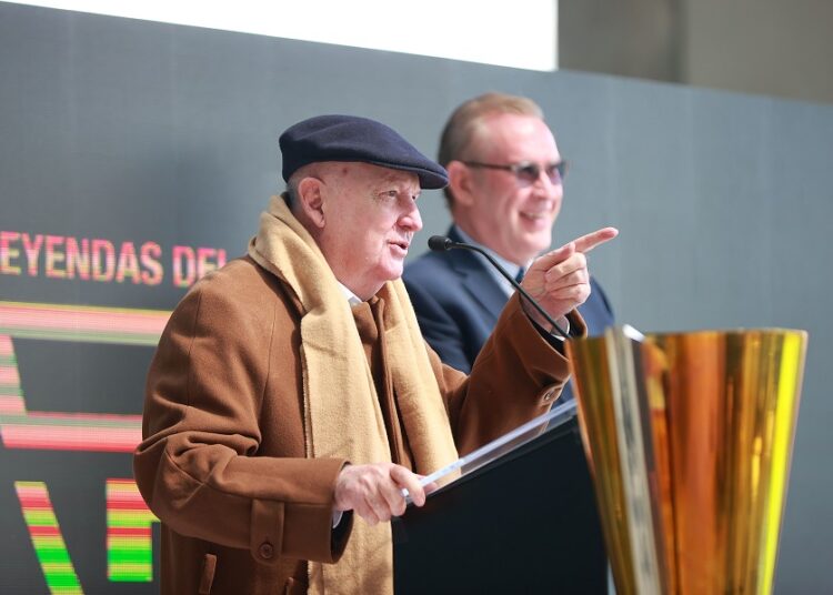 Manuel Lapuente es homenajeado por FMF y Liga Mx