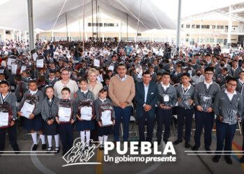 Gobierno de Salomón Céspedes entrega más de un millón de uniformes