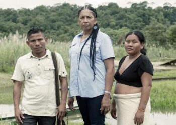 Elizabeth Barco recibe premio: Día Internacional Defensoras DDHH