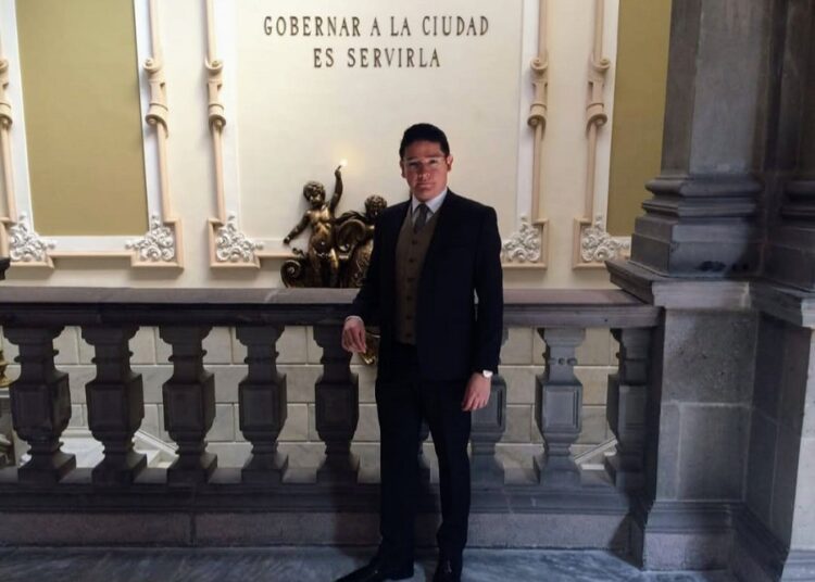José Luis Ambrosio se postula para alcaldía de Puebla
