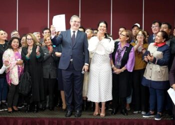 Marcelo Ebrard se queda en Morena