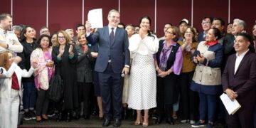 Marcelo Ebrard se queda en Morena