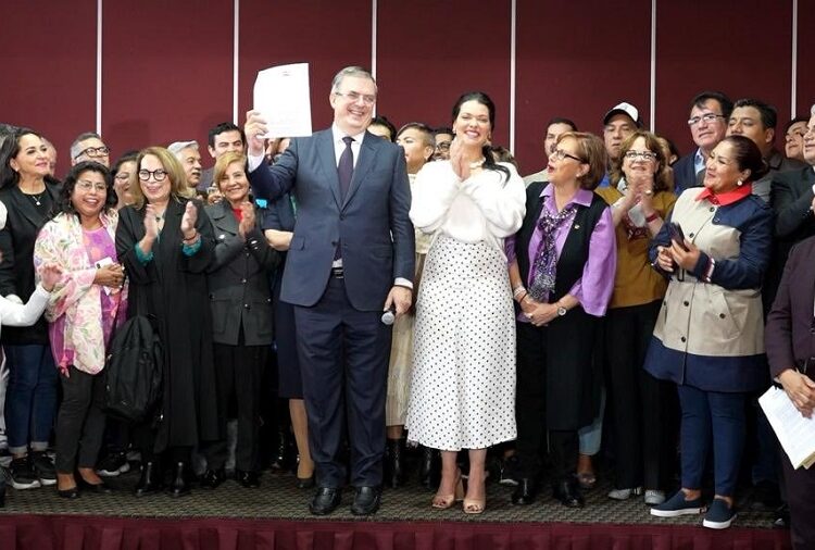 Marcelo Ebrard se queda en Morena