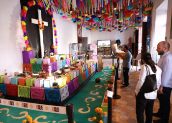 Disfrutan visitantes ofrenda monumental en Módulo Turístico