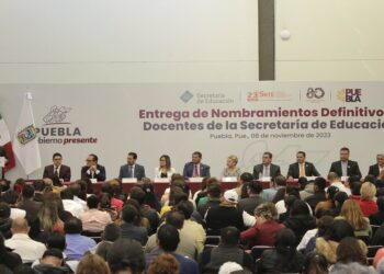 Céspedes entrega mil 484 nombramientos definitivos a docentes