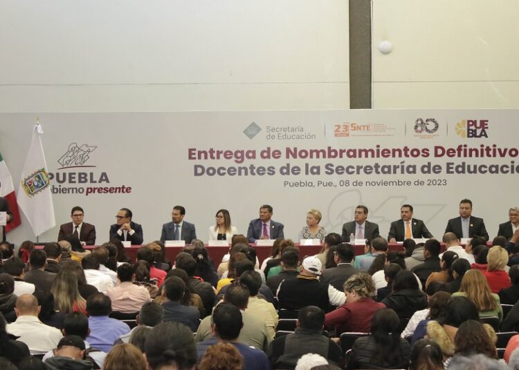 Céspedes entrega mil 484 nombramientos definitivos a docentes