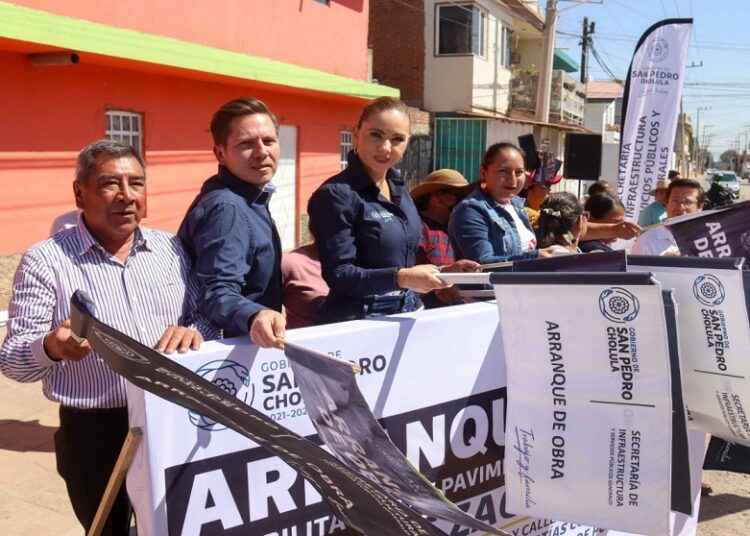 Paola Angon inicia pavimentación de calle Zacapoaxtla, en Cocoyotla