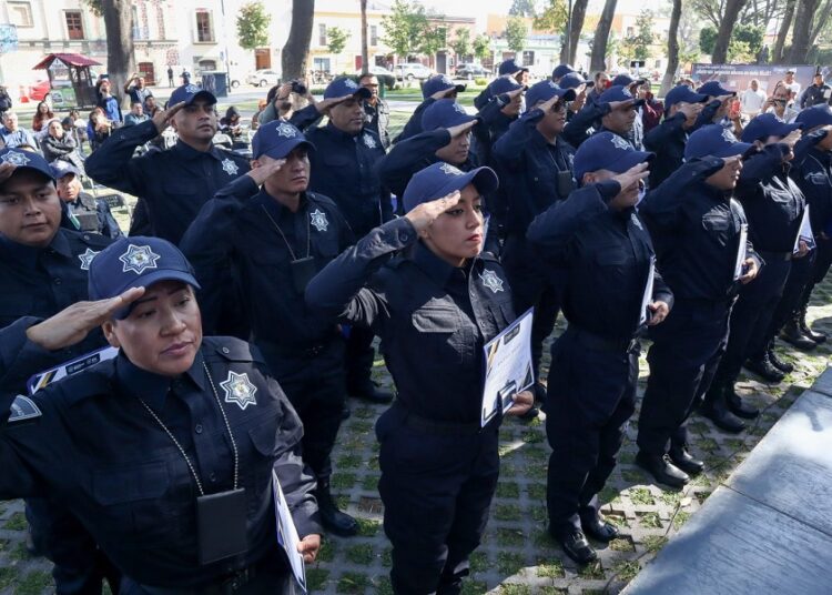 Paola Angón fortalece seguridad con 23 nuevos policías y entrega de estímulos