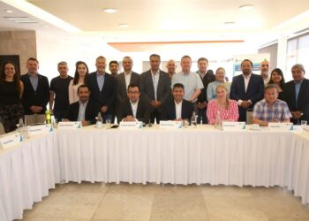 Upaep entrega víveres a damnificados por huracán Otis en Guerrero
