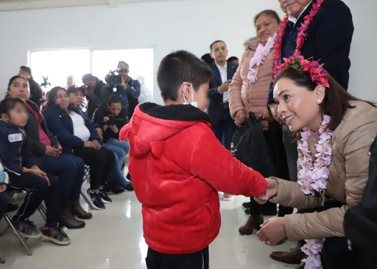 Gaby Bonilla entrega paquetes escolares a menores indígenas en Ajalpan