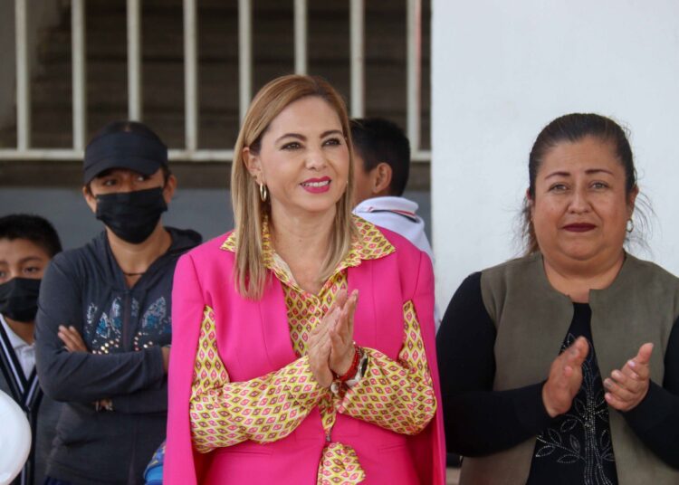 Paola Angon impulsa la educación con mejora de instalaciones