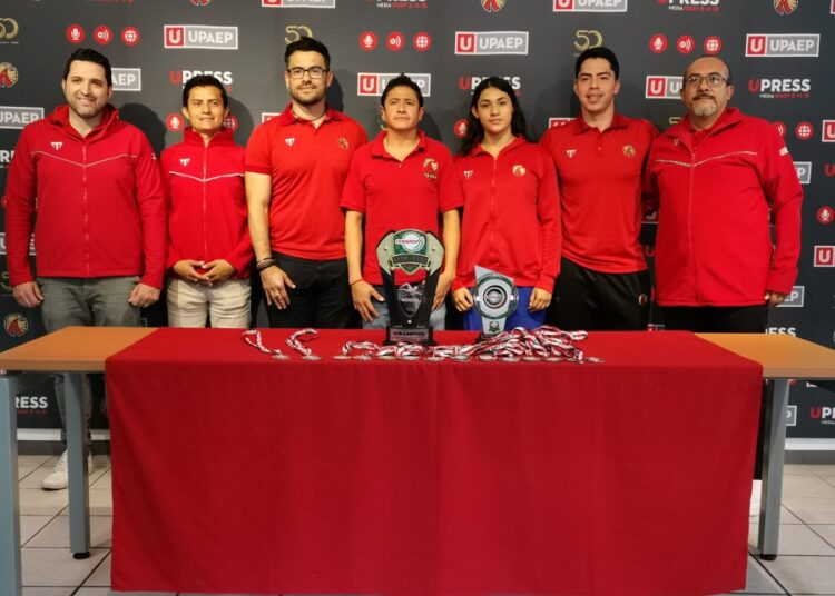 Upaep presenta trofeo del Subcampeonato Nacional de natación femenil