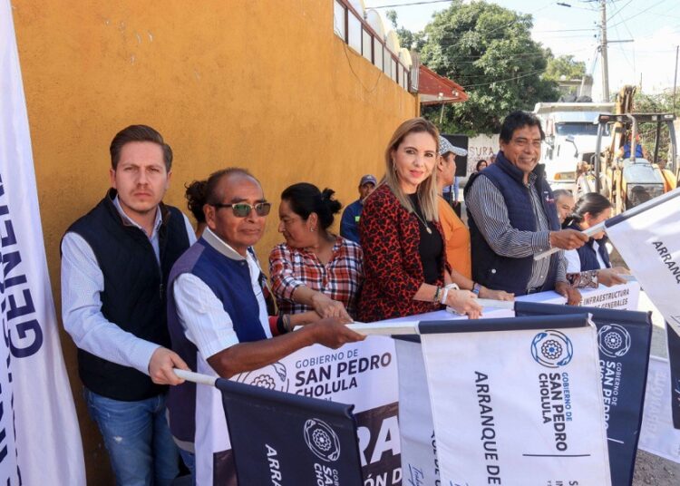 Paola Angon da banderazo de obra de calle Primera de Vicente Guerrero