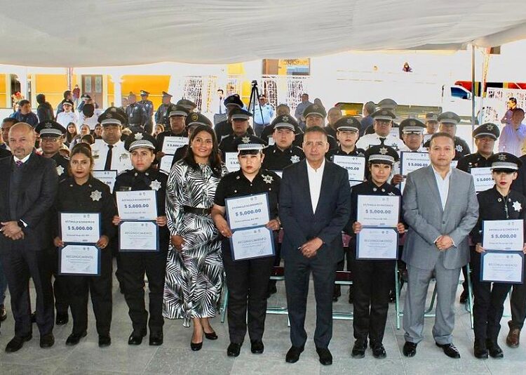 Edmundo Tlatehui entrega premio municipal al buen policía