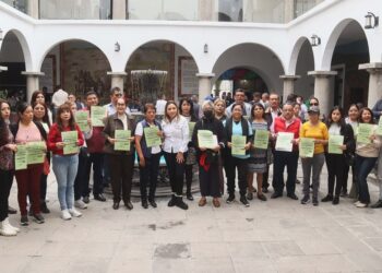 Paola Angon formaliza entrega de terreno para construcción de telebachillerato