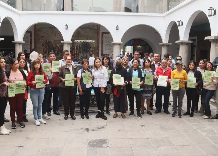 Paola Angon formaliza entrega de terreno para construcción de telebachillerato