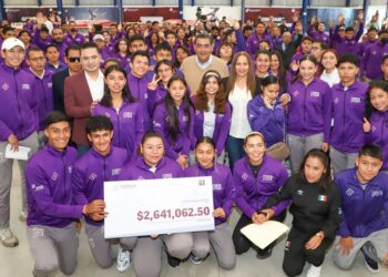 Céspedes preside entrega de estímulos económicos a deportistas