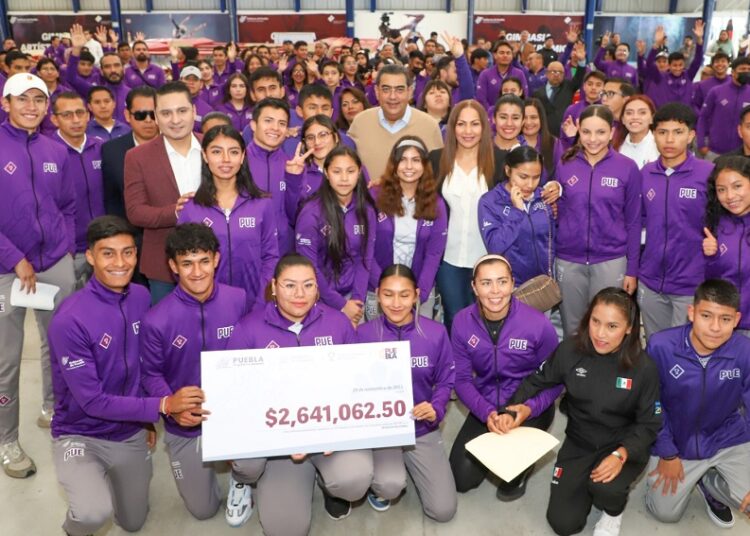Céspedes preside entrega de estímulos económicos a deportistas