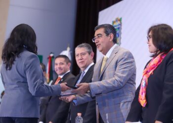 Céspedes entrega reconocimientos y estímulos a personal de FGE