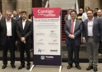 Ayuntamiento firma convenio con empresas para retiro de cableado aéreo