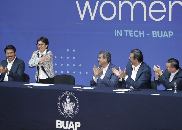 Cedillo alienta a universitarias a buscar beca Women In-Tech