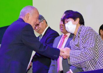 Lilia Cedillo entrega reconocimiento por antigüedad a trabajadores