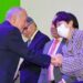 Lilia Cedillo entrega reconocimiento por antigüedad a trabajadores
