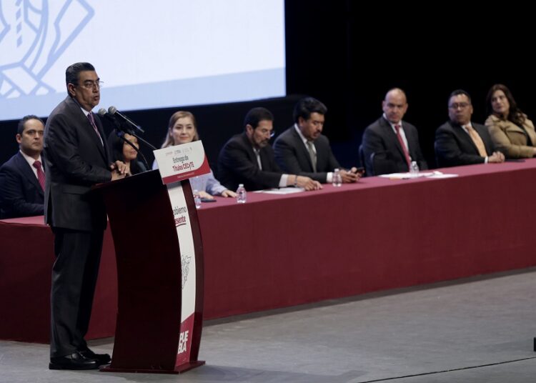 Gobernador entrega títulos a egresados CECyTE