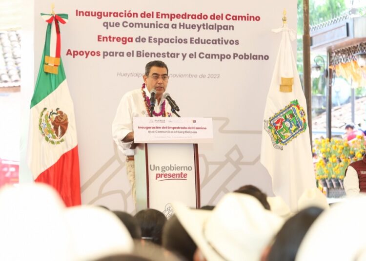 Céspedes entrega apoyos sociales en Hueytlalpan