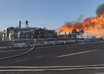 Cierran autopista a Orizaba por volcadura de pipas con diésel