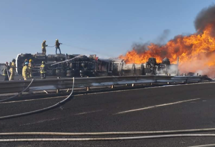 Cierran autopista a Orizaba por volcadura de pipas con diésel