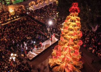 Encienden arbolito y luces navideñas en el zócalo de Puebla