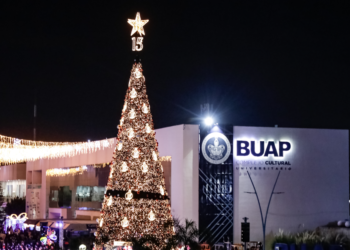 Lilia Cedillo enciende el árbol de Navidad en el CCU