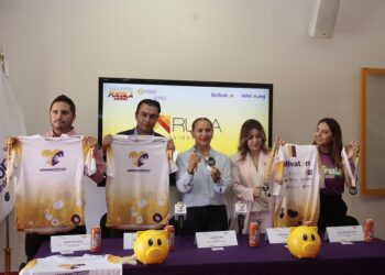 Revelan playera y medalla con causa del Maratón de Puebla 2023