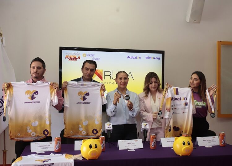 Revelan playera y medalla con causa del Maratón de Puebla 2023