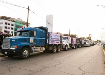 Envían megacaravana con 55 camiones de víveres a Acapulco