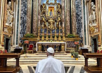 Vaticano publica condiciones para padrinos de bautismo transexuales