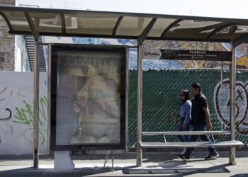 Concesión de publicidad en paraderos está en riesgo por litigio de Clear Channel