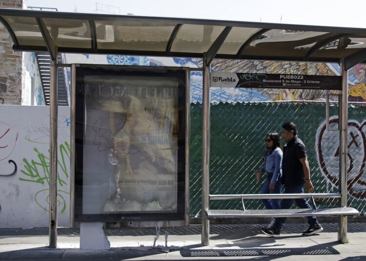 Concesión de publicidad en paraderos está en riesgo por litigio de Clear Channel