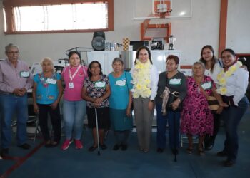 Sedif entrega equipamiento y aparatos de rehabilitación en la Mixteca