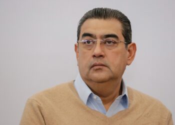 Gobierno firma concesiones para estadios de futbol y beisbol