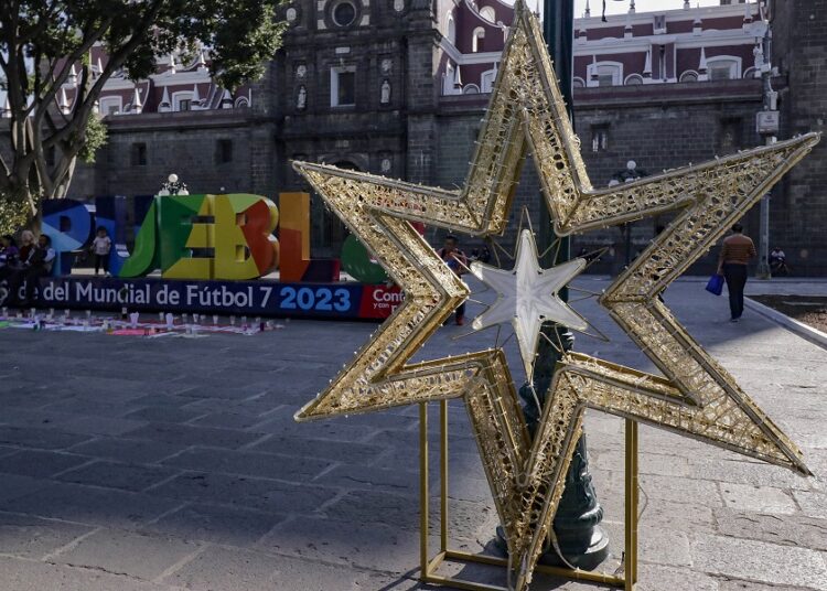Ayuntamiento coloca adornos navideños para iluminar espacios públicos
