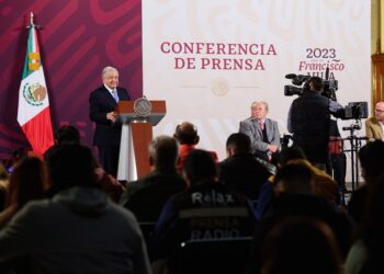 AMLO pide abrir debate sobre reducción de jornada laboral
