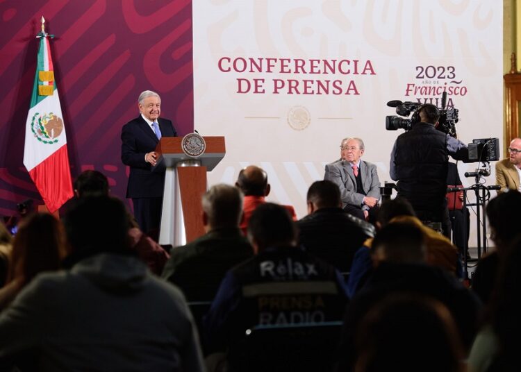 AMLO pide abrir debate sobre reducción de jornada laboral